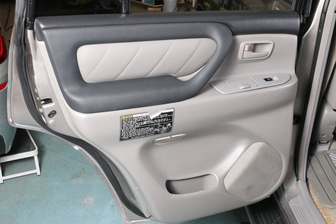 Used 2004 Toyota Land Cruiser AWD/4WD image 53
