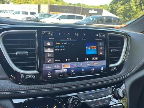 New 2027 Chrysler Pacifica Select AWD/4WD image 18