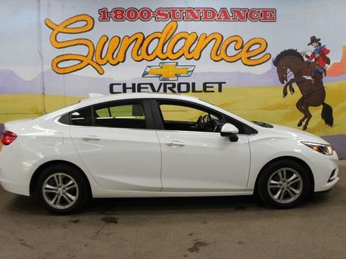 Used 2018 Chevrolet Cruze LT FWD image 1