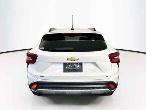 Used 2025 Chevrolet Trax LT FWD image 7