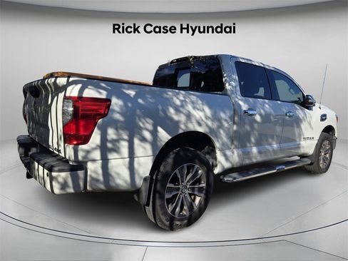 Used 2017 Nissan Titan SL image 5