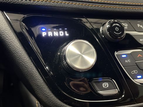 Used 2023 Chrysler Pacifica Pinnacle FWD image 19
