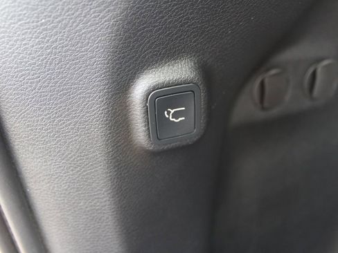 Used 2019 Jeep Cherokee Latitude Plus w/ Comfort/Convenience Group AWD/4WD image 37
