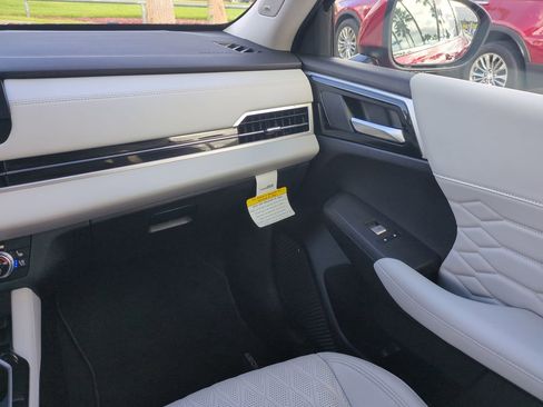 Used 2025 Mitsubishi Outlander SEL image 16