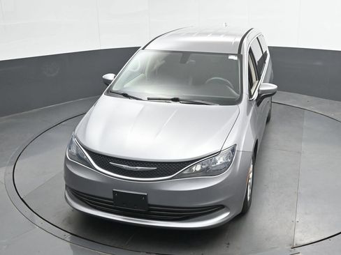 Used 2017 Chrysler Pacifica Touring FWD image 36