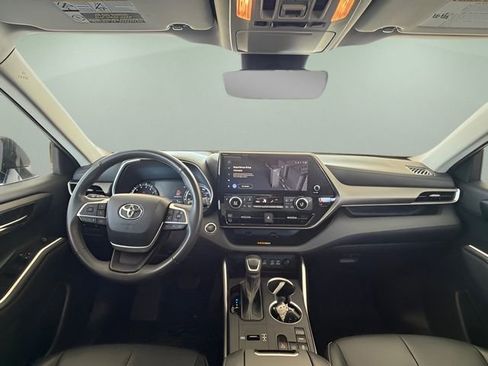 Used 2023 Toyota Highlander XLE image 32