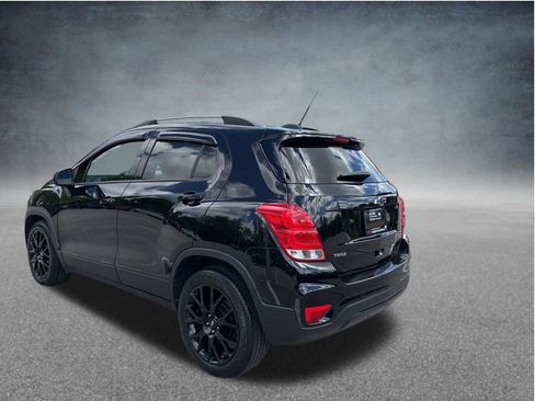 Used 2022 Chevrolet Trax LT w/ Midnight Edition FWD image 3