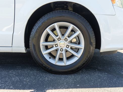 Used 2019 Dodge Grand Caravan SXT FWD image 9