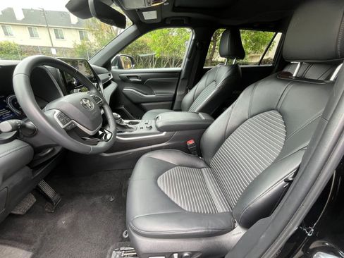 Used 2025 Toyota Highlander XSE AWD/4WD image 28