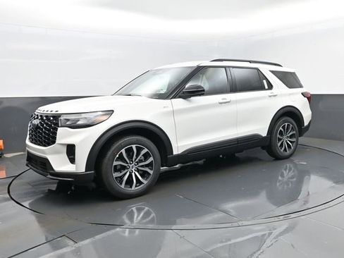 New 2026 Ford Explorer ST-Line image 2