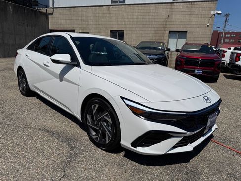 Used 2025 Hyundai Elantra Limited FWD image 8