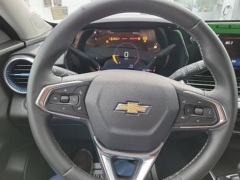 Used 2024 Chevrolet Trax LT w/ LT Convenience Package image 9