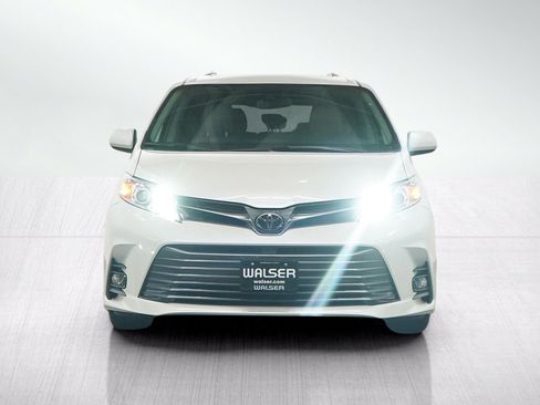 Used 2018 Toyota Sienna XLE w/ XLE Navigation Package FWD image 8
