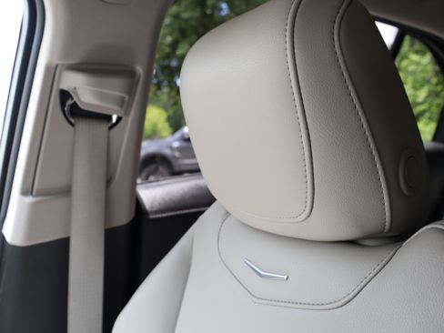Used 2023 Cadillac XT4 Luxury w/ Cold Weather Package AWD/4WD image 40