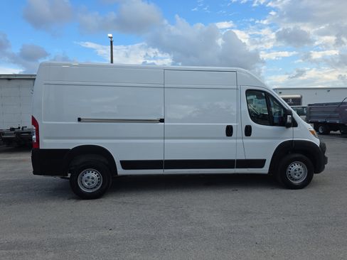 Used 2025 RAM ProMaster 2500 w/ Convenience Group FWD image 8