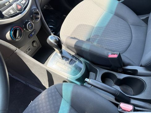 Used 2012 Hyundai Accent SE FWD image 13