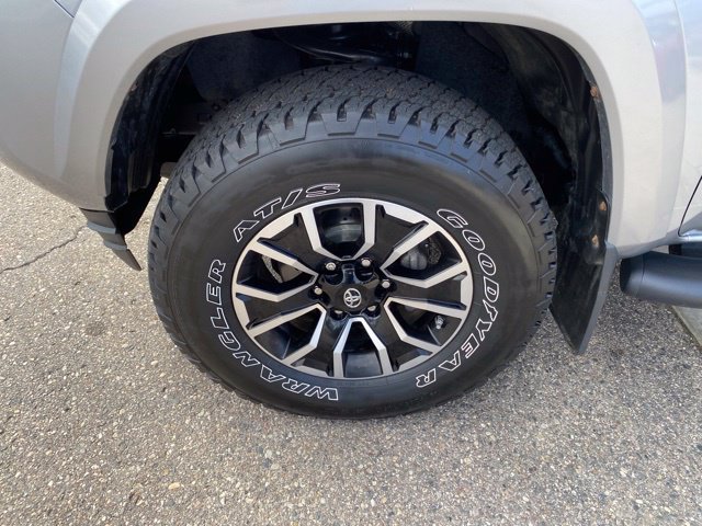 Used 2020 Toyota Tacoma TRD Sport w/ TRD Premium Sport Package AWD/4WD image 11