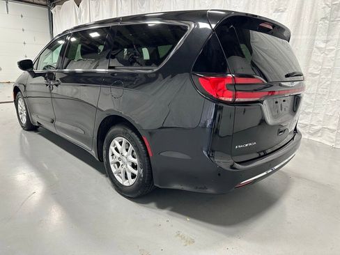 Used 2023 Chrysler Pacifica Touring-L image 5