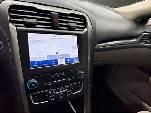 Used 2020 Ford Fusion SE FWD image 18
