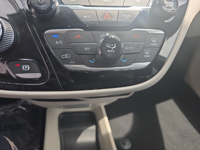 Used 2022 Chrysler Pacifica Touring-L FWD image 25