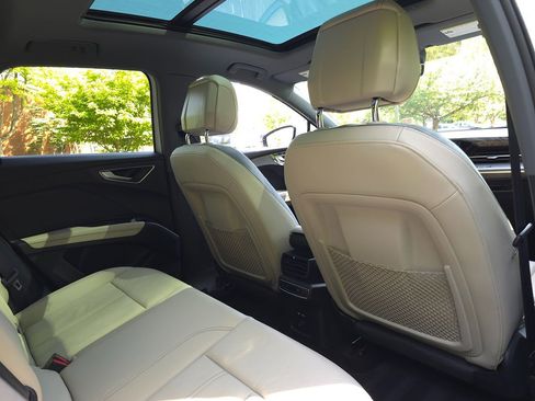 Used 2023 Audi Q4 e-tron Premium w/ Convenience Package image 18