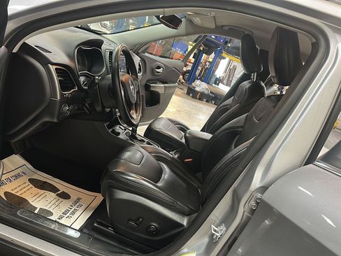 Used 2019 Jeep Cherokee Limited w/ Luxury Group AWD/4WD image 15