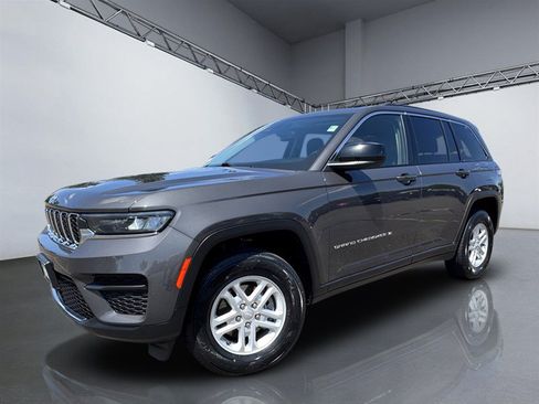 Used 2023 Jeep Grand Cherokee Laredo AWD/4WD image 29