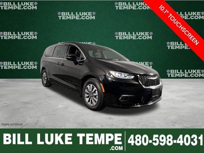 Used 2025 Chrysler Pacifica Select
