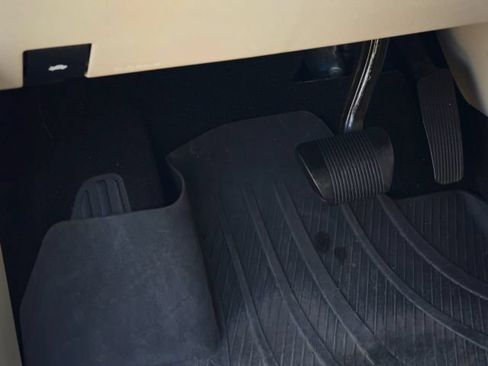 Used 2017 Chrysler Pacifica Limited w/ UConnect Theater Package FWD image 14