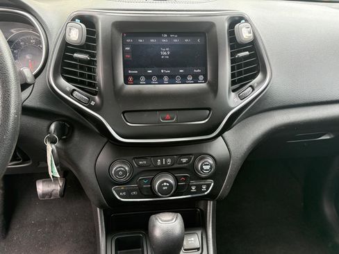 Used 2019 Jeep Cherokee Latitude w/ Popular Appearance Group FWD image 7