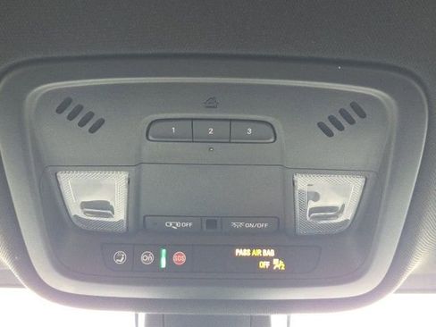 Used 2023 Chevrolet Traverse LT image 33