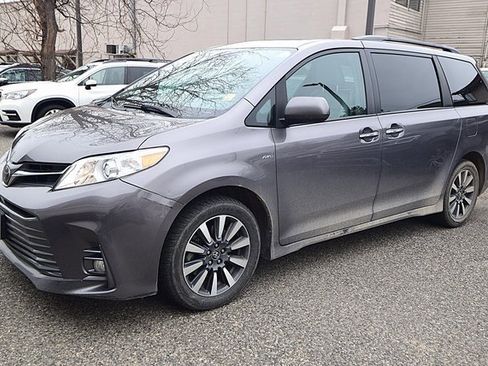 Used 2018 Toyota Sienna AWD image 1