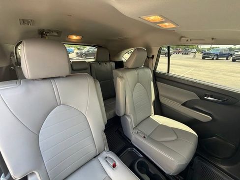 Used 2024 Toyota Highlander XLE AWD/4WD image 21