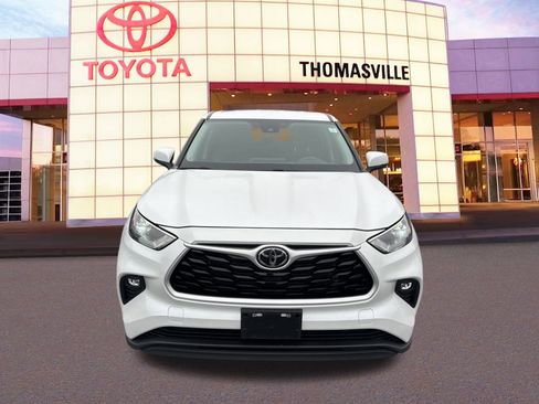 Used 2023 Toyota Highlander LE image 2