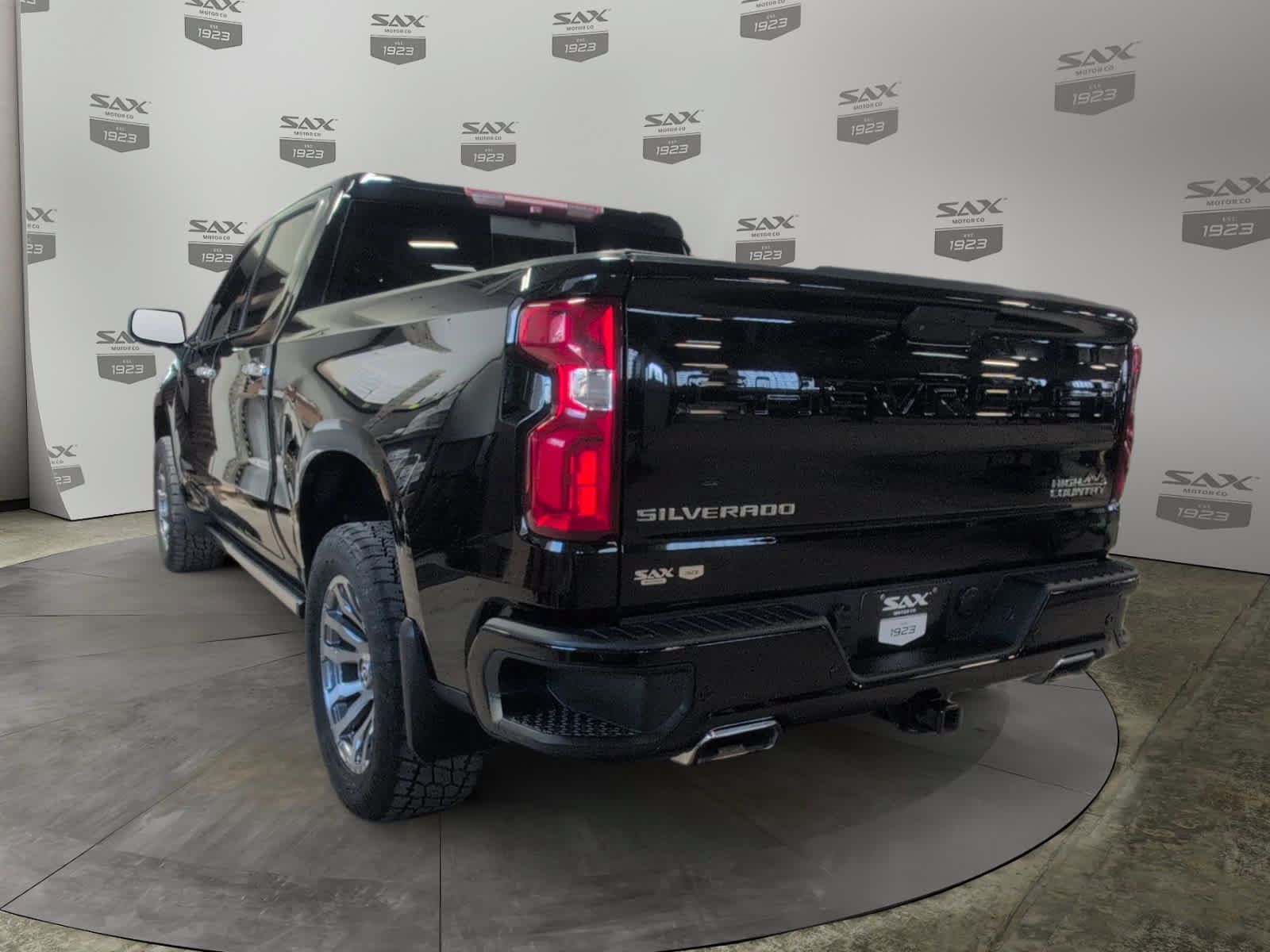 Used 2019 Chevrolet Silverado 1500 High Country w/ Technology Package AWD/4WD image 3
