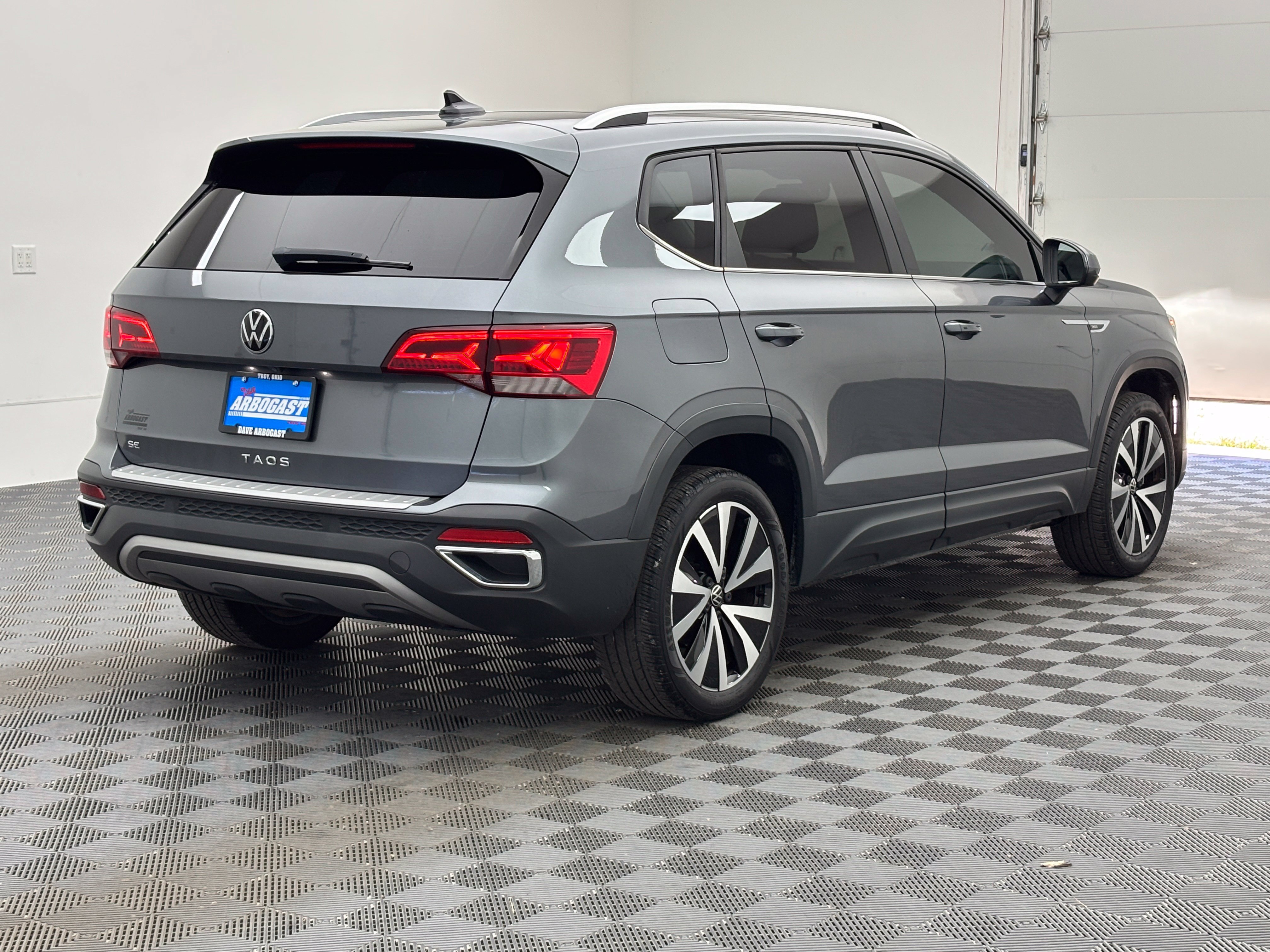 Used 2023 Volkswagen Taos SE w/ Panoramic Sunroof Package FWD image 8