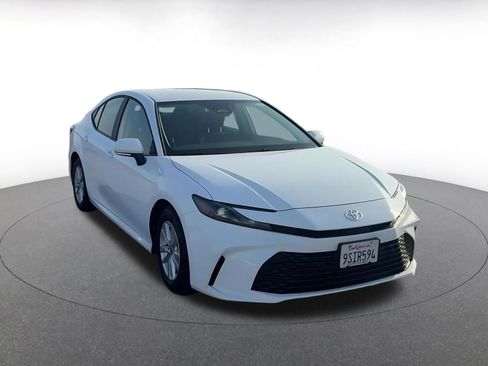 Used 2025 Toyota Camry LE image 3