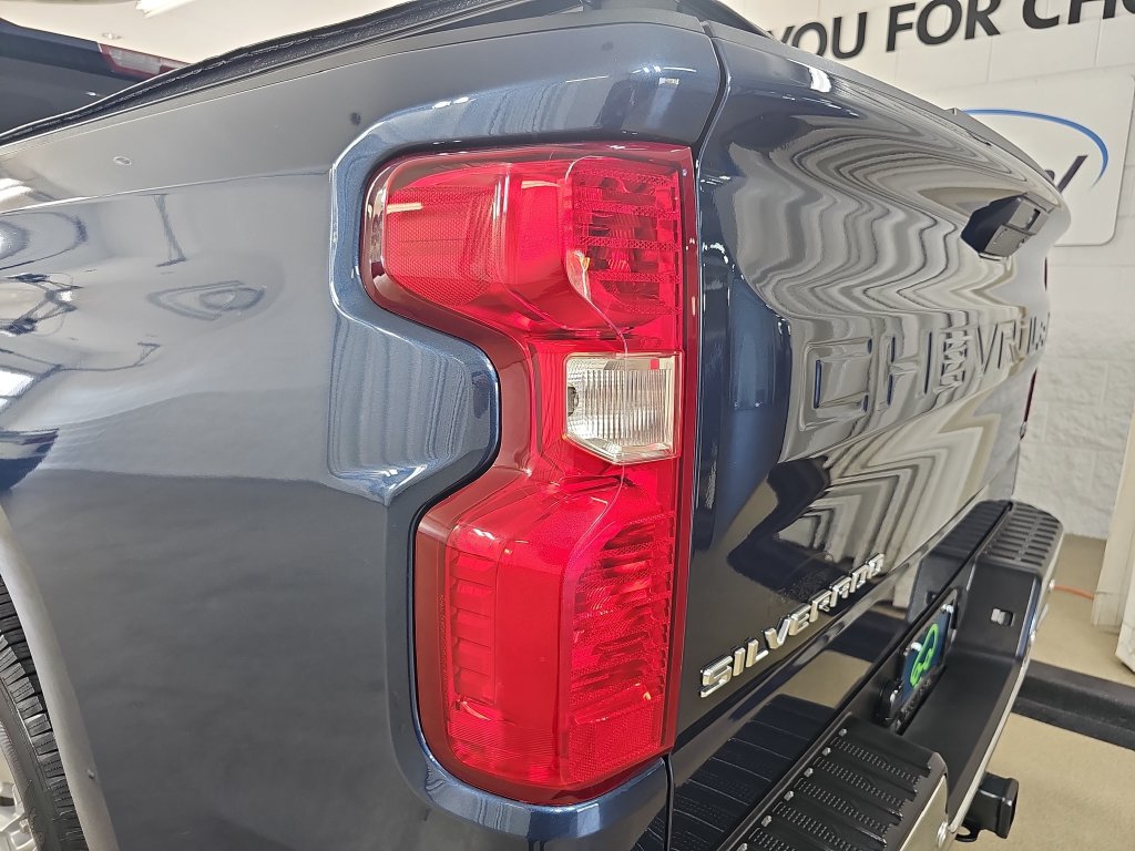 Used 2021 Chevrolet Silverado 1500 LT AWD/4WD image 39