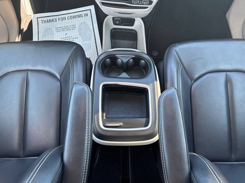 Used 2023 Chrysler Pacifica Touring-L FWD image 21