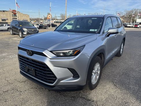 Used 2025 Toyota Grand Highlander AWD image 3