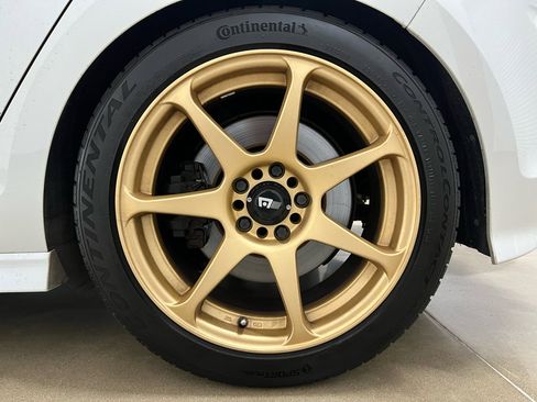 Used 2017 Volkswagen Golf R 4-Door image 26