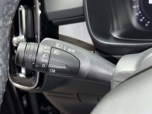 Used 2023 Volvo XC40 B4 Plus FWD image 28