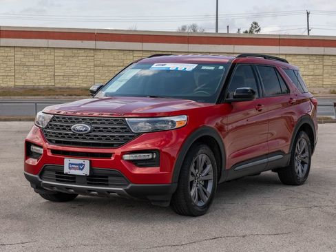 Used 2023 Ford Explorer XLT w/ Equipment Group 202A RWD image 3