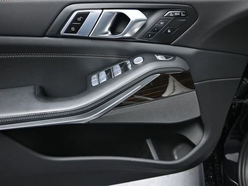 Used 2025 BMW X7 M60i AWD/4WD image 17
