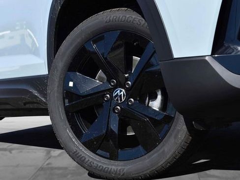 New 2026 Volkswagen Taos SE image 3