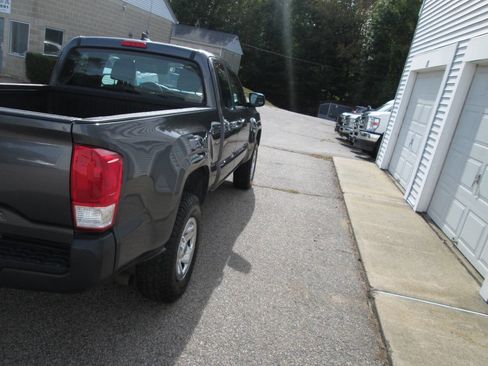 Used 2017 Toyota Tacoma SR5 image 10
