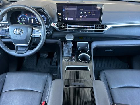 Certified 2025 Toyota Sienna XLE Woodland Edition AWD/4WD image 12
