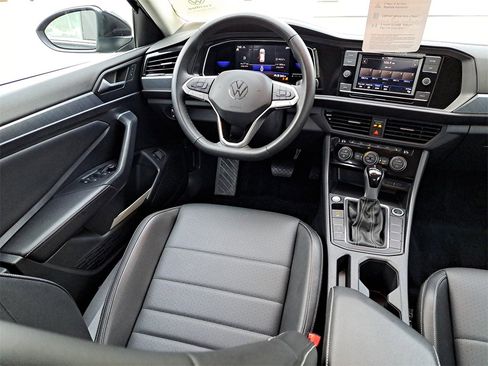 Certified 2022 Volkswagen Jetta SE image 10