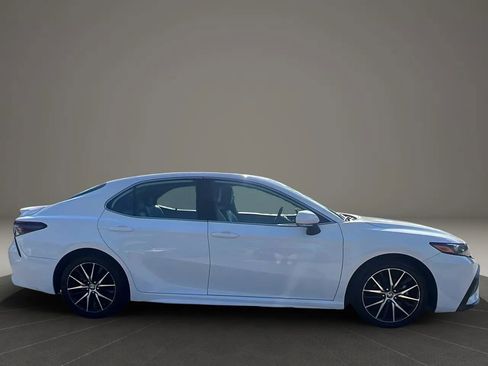 Used 2023 Toyota Camry SE image 4