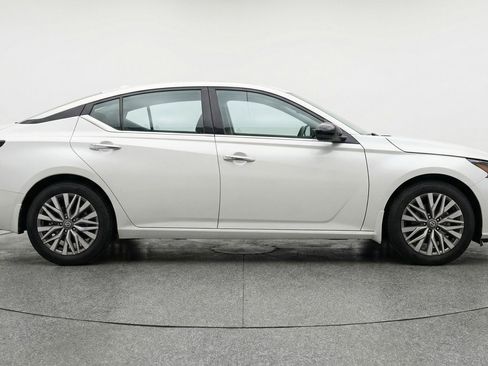 Used 2025 Nissan Altima 2.5 SV FWD image 11